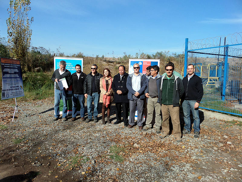 Gobernador y Seremi de Agricultura entregan bono CNR a proyecto telemetría, para monitoreo y control de caudal, en canales de riego, sector tres acequias, San Bernardo.